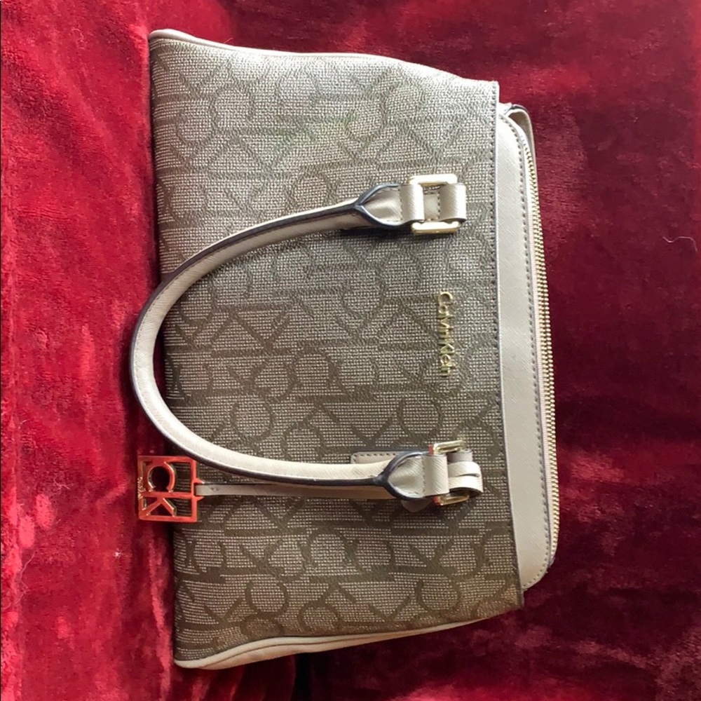 Calvin Klein purse w shoulder strap for body bag